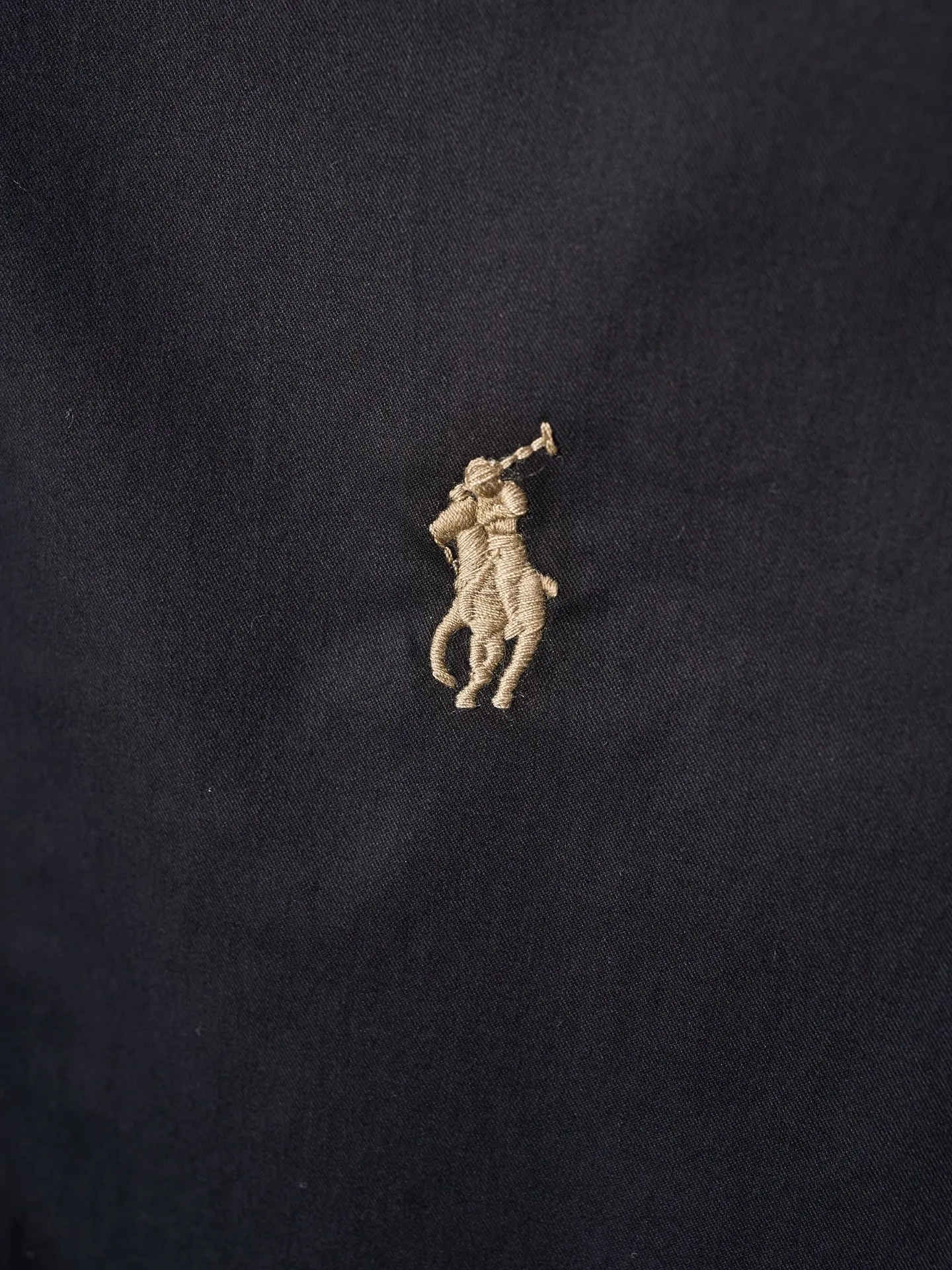 P490 Actual auction】Ralph Lauren/Ralph Lauren gold pony embroidered zipper lapel jacket [Ready stock] S M L XL custom-made cotton double-ply small diagonal elegant fabric, soft and silky, comfortable and close to the skin, with a pure black tone as the background. A touch of light gold pony logo embroidery is embellished on the chest, which is more dazzling because of the black background. Low-key and powerful. Subtle gloss changes inject breathing and vitality into the black jacket. Outline high-end silhouettes with extreme simplicity, show taste in silent places, universal adaptability to styles, use imported machine embroidery technology, use advanced computer control systems and precision mechanical components to achieve iconic pony embroidery operations, high precision, smooth and delicate lines, template machine bag opening, preset templates to guide the position, shape and size of the bag opening, accuracy ensures the quality of the bag opening effect, infrared positioning cutting machine to achieve precise positioning of materials through infrared transmitters and infrared receivers The precision can reach the micron level, thereby meeting the effect of high-precision cutting of plaid alignment. The fabrics have been carefully washed and have a better hand feel. They are not easy to deform, shrink or fade. They maintain long-term beauty and loose fit.